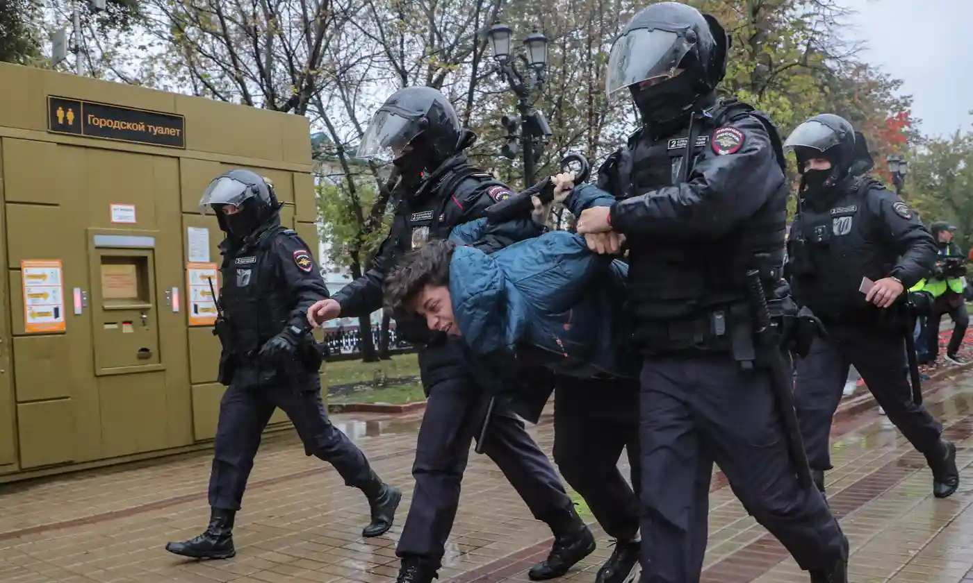 Οι νέοι φεύγουν, διαδηλώνουν και αρνούνται τη μερική επιστράτευση στην Ρωσία