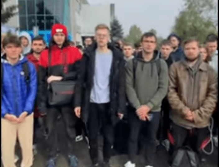 Διαμαρτυρία Ουκρανών φοιτητών που σπουδάζουν στο εξωτερικό για απαγόρευση εξόδου τους από τη χώρα