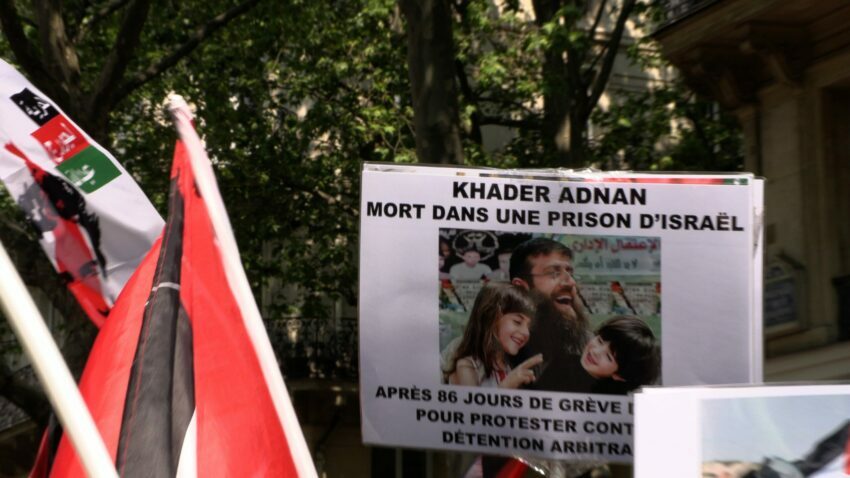 "Khader Adnan Νεκρός σε μία ισραηλινή φυλακή μετά 86 ημέρες απεργίας πείνας, καταγγέλλοντας την αυθαίρετη σύλληψή του"